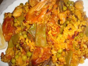 La paella es un plato típico de la gastronomía de España.