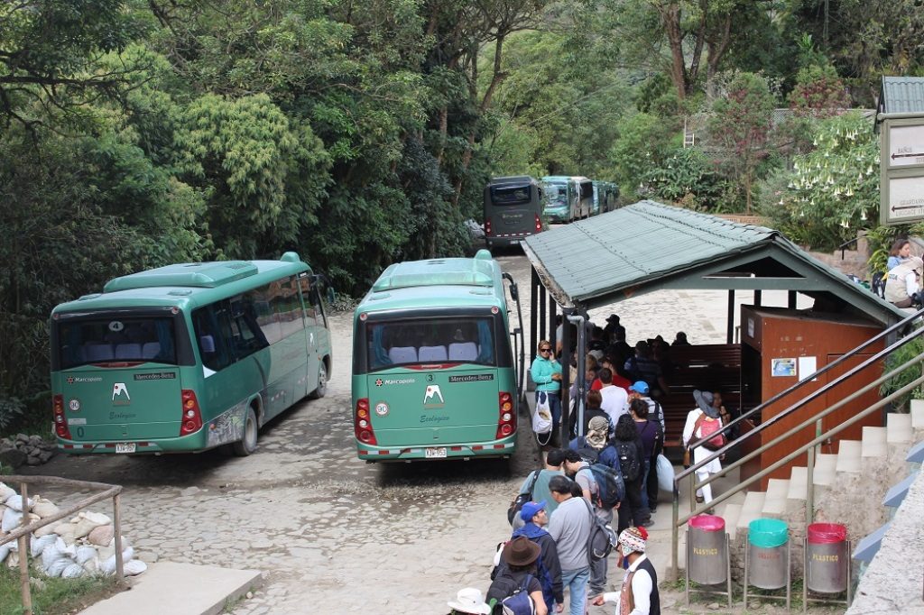 Autobuses a su llegada a Machu Picchu