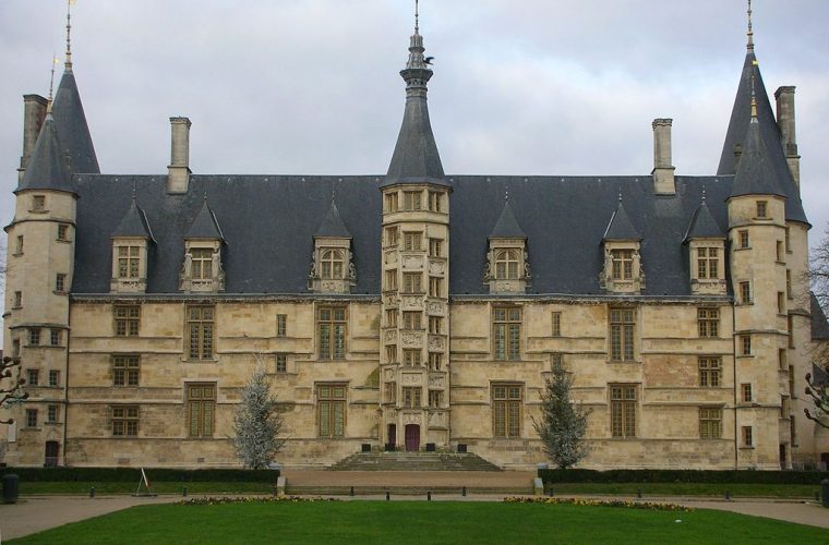 Palacio ducal de Nevers, hoy sede del Ayuntamiento y del museo de la ciudad.