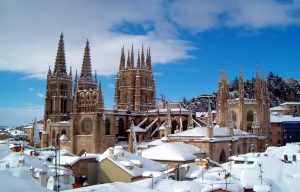 Catedral de Burgos cubierta de nieve.