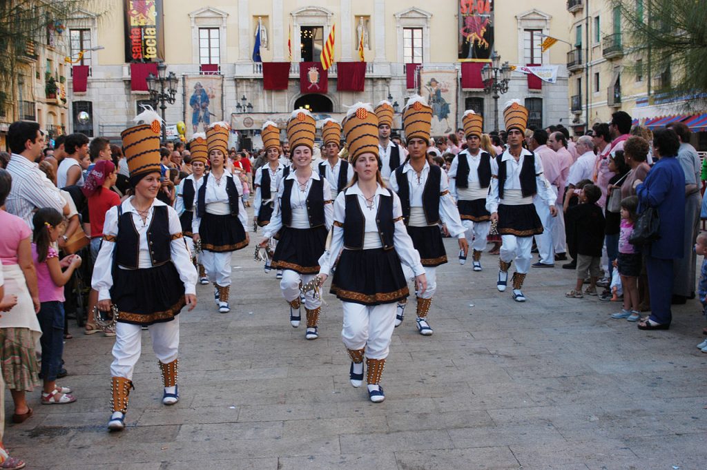 Danza-con-trajes-tipicos-de-Cataluna