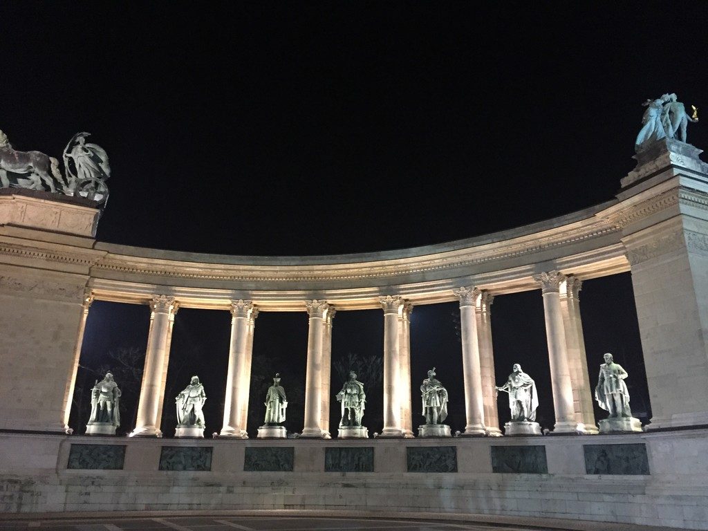 Plaza-de-los-Heroes-en-Budapest